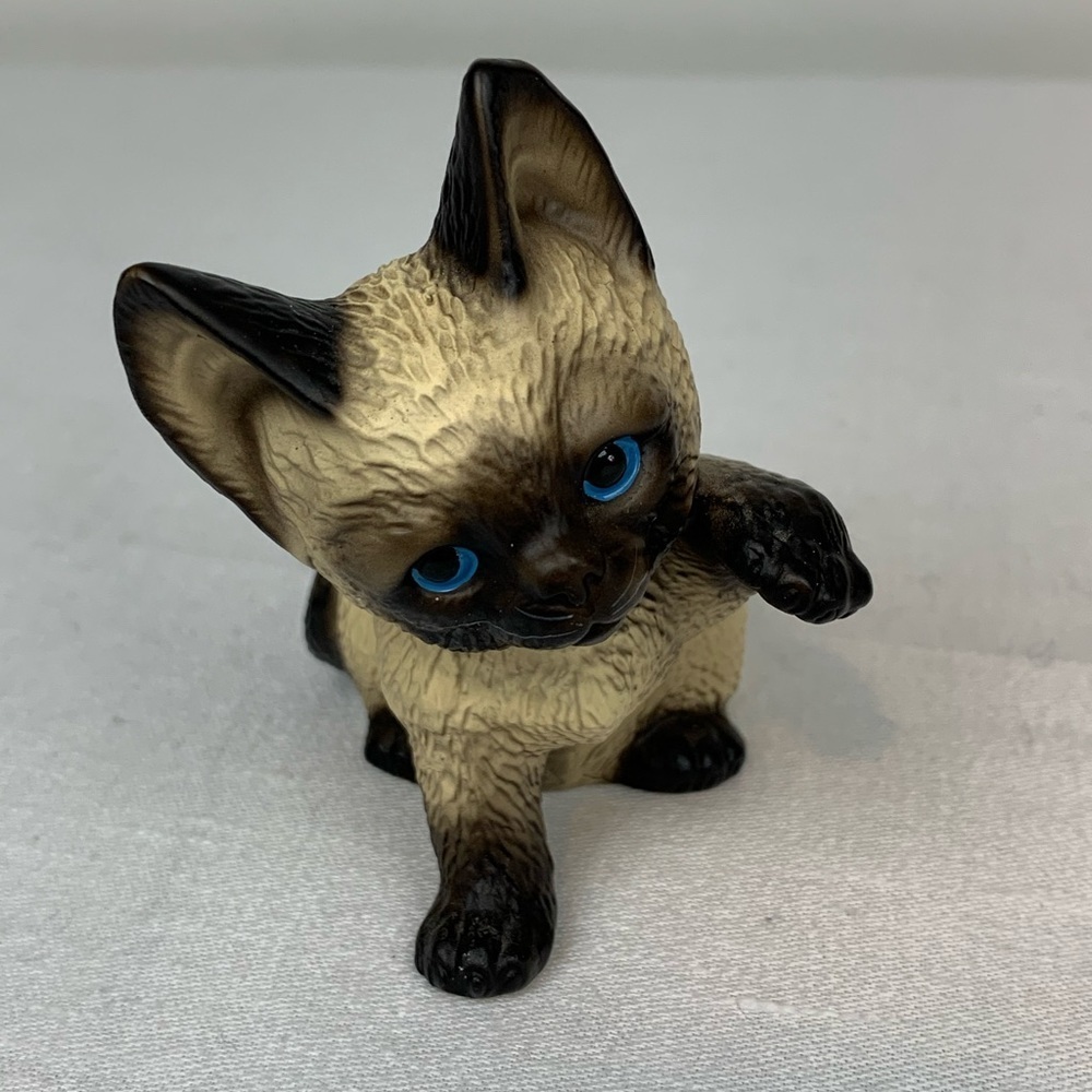 Vintage 1983 Global Art Harvey Knox Kingdom Siamese Cat Figurine With Blue Eyes